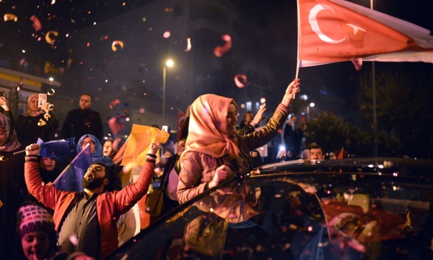 Turcja: AKP odzyskała większość absolutną