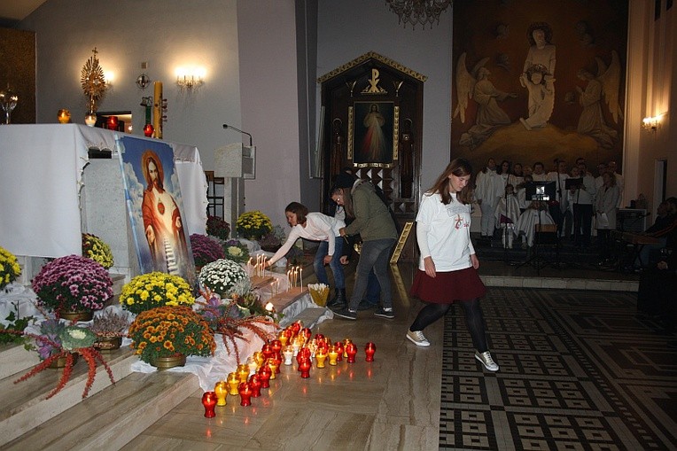 Przed ołtarzem każdy mógł zapalić świeczkę symbolizuącą pragnienie bycia świętym