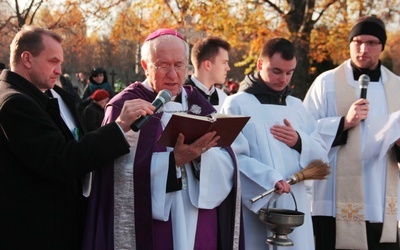 Za kapłanów, poległych i zmarłych skierniewiczan modlił się 1 listopada bp Andrzej F. Dziuba