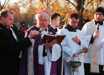 Za kapłanów, poległych i zmarłych skierniewiczan modlił się 1 listopada bp Andrzej F. Dziuba