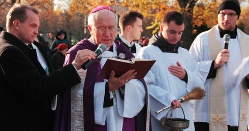 Za kapłanów, poległych i zmarłych skierniewiczan modlił się 1 listopada bp Andrzej F. Dziuba