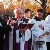 Za kapłanów, poległych i zmarłych skierniewiczan modlił się 1 listopada bp Andrzej F. Dziuba