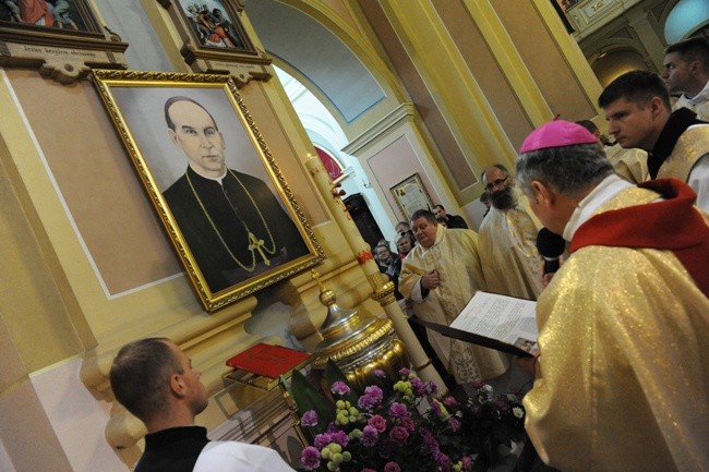 Modlitwa w Jedlińsku przy chrzcielnicy bp. Piotra Gołębiowskiego