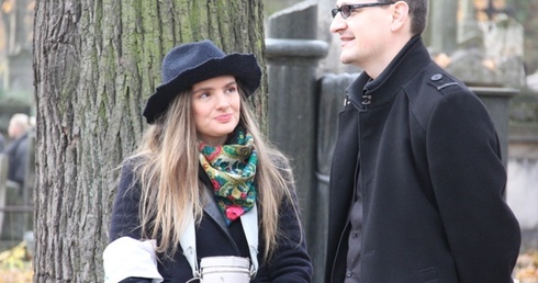 Znani kwestowali na Powązkach