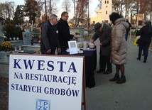 Osoby odwiedzajace kutnowski cmentarz od lat wspierają kwestę organizowaną przez TPZK