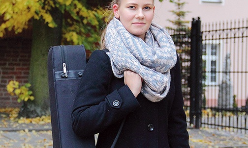 Dominika Majewska przygodę z muzyką zaczęła w wieku 7 lat. Gra na altówce i śpiewa