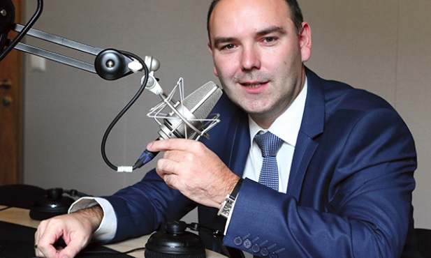 Dawid Tomaszewski jeszcze  jako student tak się jąkał,  że nie był w stanie poprosić  o produkty w sklepie.  Dziś prowadzi szkołę pomagającą innym płynnie mówić 