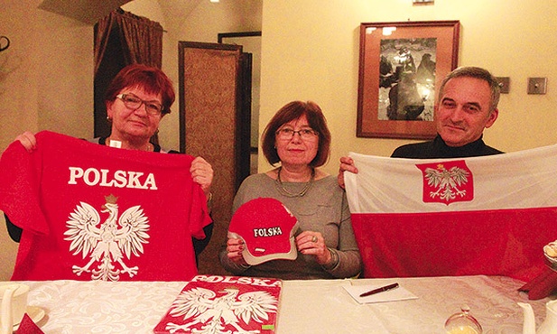  Pielgrzymi z Legnicy zabierają ze sobą polskie symbole narodowe, by na placu w Chimbote  było ich dobrze widać