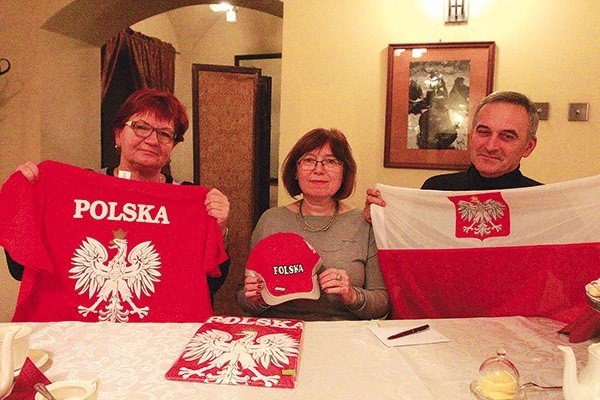  Pielgrzymi z Legnicy zabierają ze sobą polskie symbole narodowe, by na placu w Chimbote  było ich dobrze widać