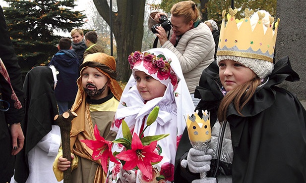  Libiąż, 31.10. W korowodzie wzięło udział ponad tysiąc osób z parafii z całego dekanatu. Trudno nawet wyliczyć wszystkich świętych obecnych na orszaku