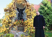  Kaplicę św. Michała Archanioła postawił przy kościele ks. Marian  Motyka CSMA. Na zdjęciu: ks. Grzegorz Paszkowski CSMA