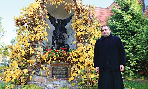  Kaplicę św. Michała Archanioła postawił przy kościele ks. Marian  Motyka CSMA. Na zdjęciu: ks. Grzegorz Paszkowski CSMA