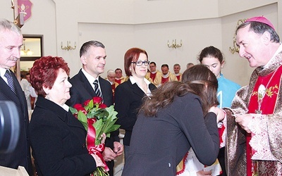   W imieniu tłumnie zgromadzonej wspólnoty parafialnej pasterza diecezji tarnowskiej powitała rodzina Nieciów
