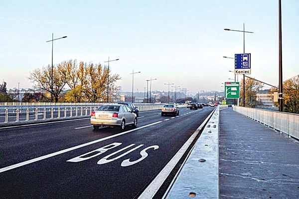 Przeprawą jeździ ponad 100 tys. pojazdów na dobę