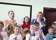  Ewa Mężyk i ks. Sławomir Molendowski zachęcali do zabawy