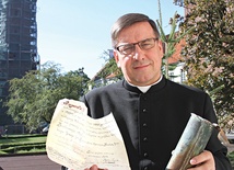 Ks. proboszcz Stefan Cegłowski opowiada o odkryciu kapsuły czasu w wieży katedralnej