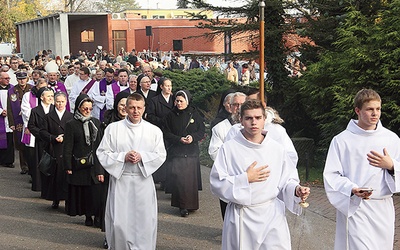  Koszalinianie wstawiali się za zmarłymi przy pięciu stacjach cmentarza