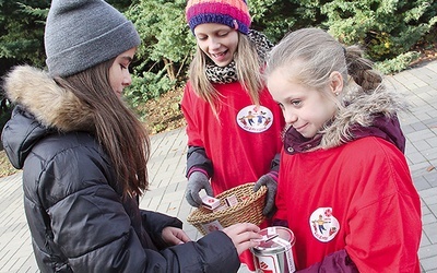 Wolontariuszki z „siedemnastki” pomagają z uśmiechem