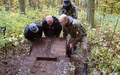 Mieszkańcy Szczeglina i pasjonaci historii wspólnie dbają o przeszłość dla przyszłości