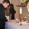 Uczestnicy świdwińskiego czuwania przynosili do ołtarza relikwie świętych patronów