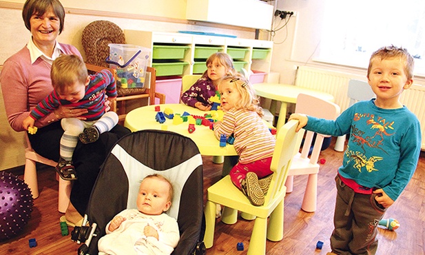  Siostra Małgorzata z gromadką podopiecznych w Domu Samotnej Matki w Koszalinie