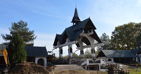 Papieski ołtarz remontowany