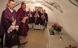 Biskupi w katedralnej krypcie