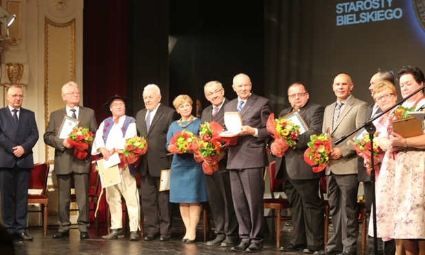 Nominowani wraz ze starostą Andrzejem Płonką na scenie teatru