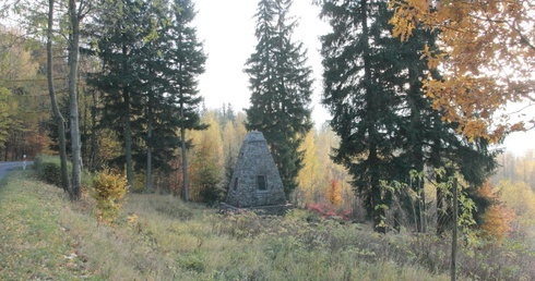 Ocalały pomnik ofiar