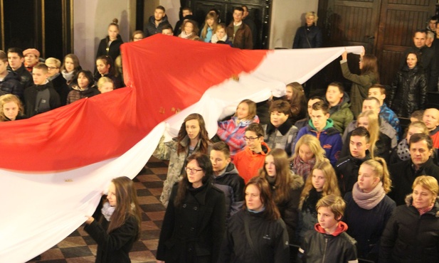 Pięćdziesięciometrowa flaga Polski przywołała pamięć tych, którzy polegli za naszą ojczyznę