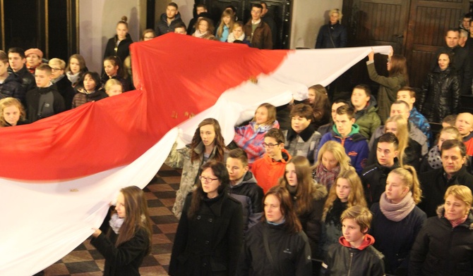 Pięćdziesięciometrowa flaga Polski przywołała pamięć tych, którzy polegli za naszą ojczyznę