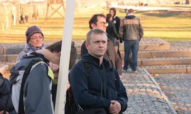 Z Krzyżem w byłym KL Birkenau