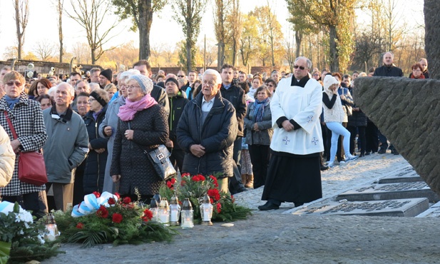 Z Krzyżem w byłym KL Birkenau