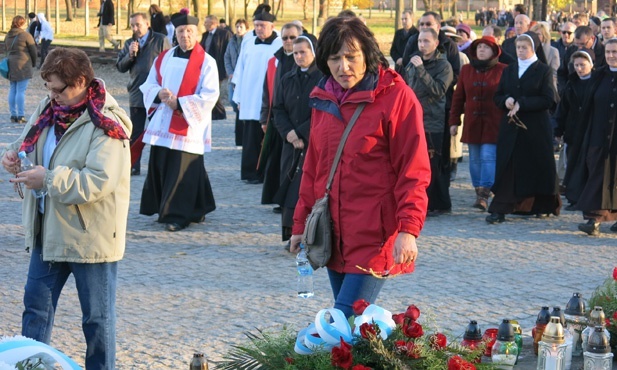 Z Krzyżem w byłym KL Birkenau