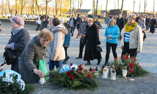 Z Krzyżem w byłym KL Birkenau