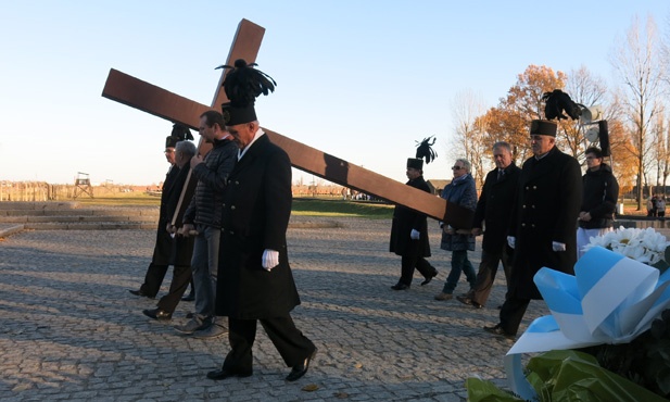 Z Krzyżem w byłym KL Birkenau