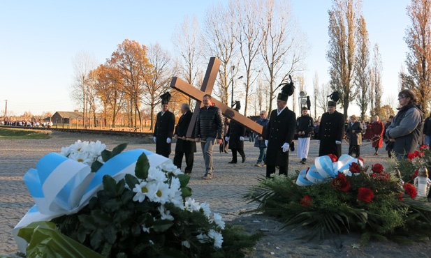 Z Krzyżem w byłym KL Birkenau