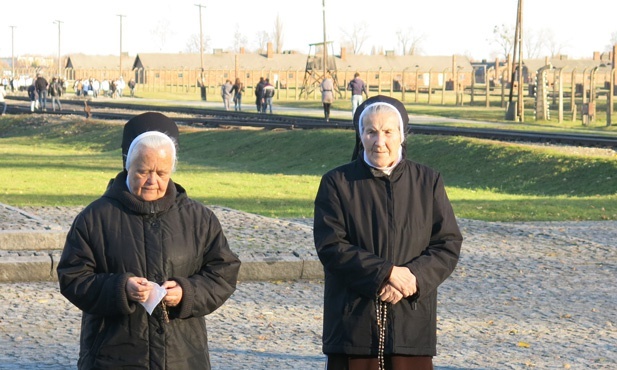 Z Krzyżem w byłym KL Birkenau