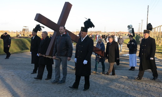 Z Krzyżem w byłym KL Birkenau