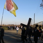 Z Krzyżem w byłym KL Birkenau