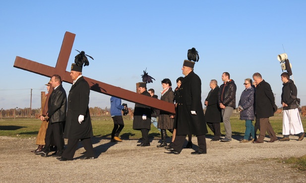 Z Krzyżem w byłym KL Birkenau