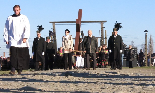 Z Krzyżem w byłym KL Birkenau