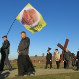 Z Krzyżem w byłym KL Birkenau