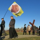 Z Krzyżem w byłym KL Birkenau