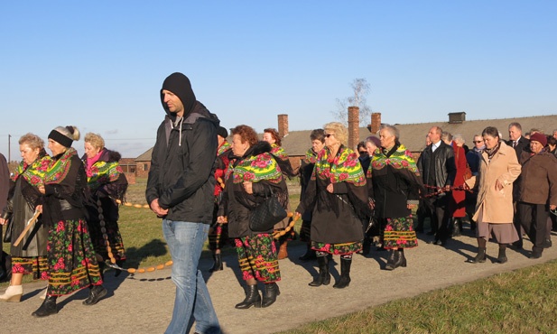 Z Krzyżem w byłym KL Birkenau