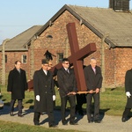 Z Krzyżem w byłym KL Birkenau