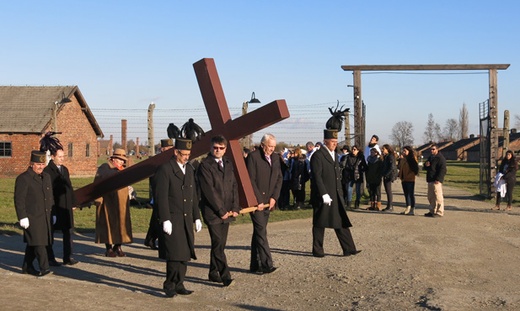 Z Krzyżem w byłym KL Birkenau