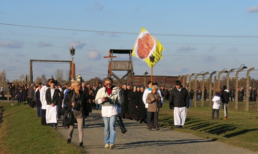 Z Krzyżem w byłym KL Birkenau