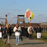 Z Krzyżem w byłym KL Birkenau