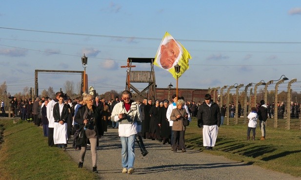 Z Krzyżem w byłym KL Birkenau